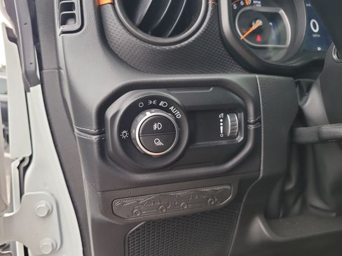 Used 2024 Jeep Gladiator Mojave AWD/4WD image 32