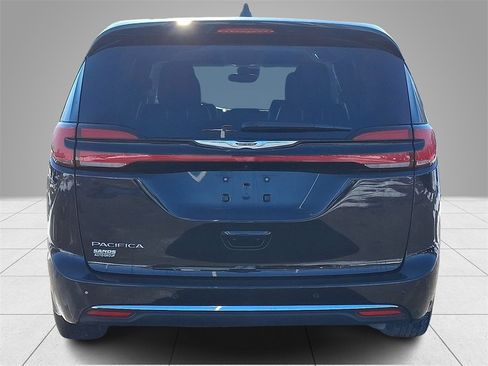 Used 2024 Chrysler Pacifica Touring-L image 5