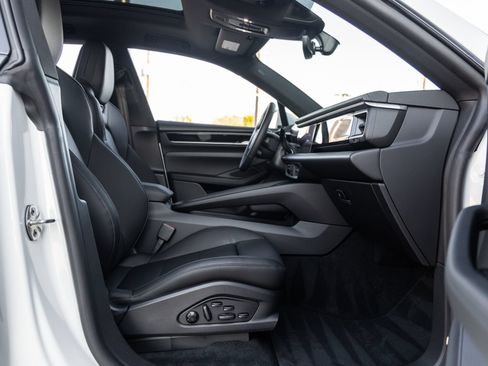 Certified 2025 Porsche Macan 4S Electric AWD/4WD image 44