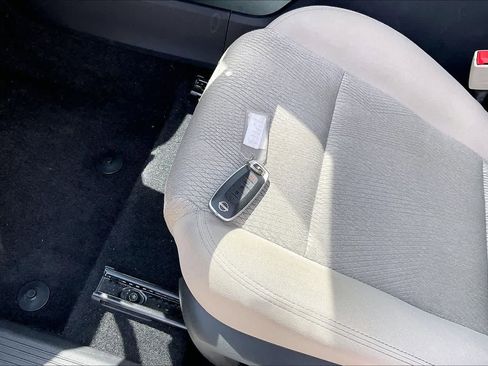 Used 2025 Nissan Rogue SV AWD/4WD image 18