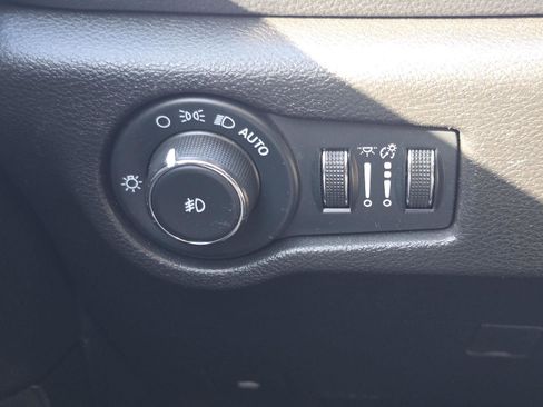 Used 2022 Chrysler Pacifica Touring-L w/ Uconnect Theater Family Group FWD image 11