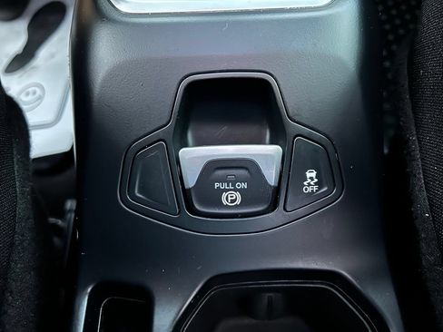 Used 2019 Jeep Renegade Latitude w/ Cold Weather Group FWD image 34