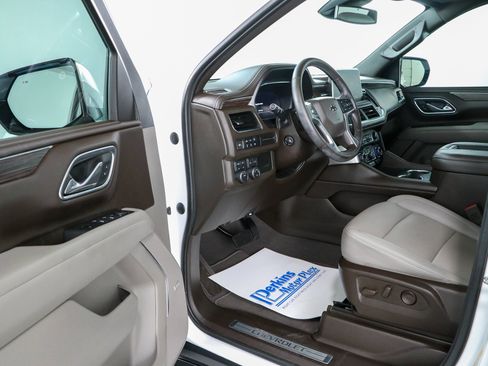 Used 2023 Chevrolet Tahoe Z71 w/ Luxury Package AWD/4WD image 3