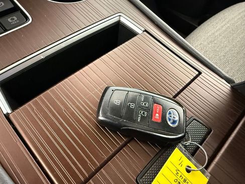 Used 2021 Toyota Sienna LE w/ LE Plus Package FWD image 24