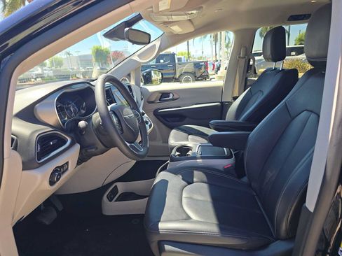 Used 2024 Chrysler Pacifica Touring-L FWD image 22