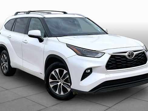 Used 2025 Toyota Highlander XLE AWD/4WD image 3