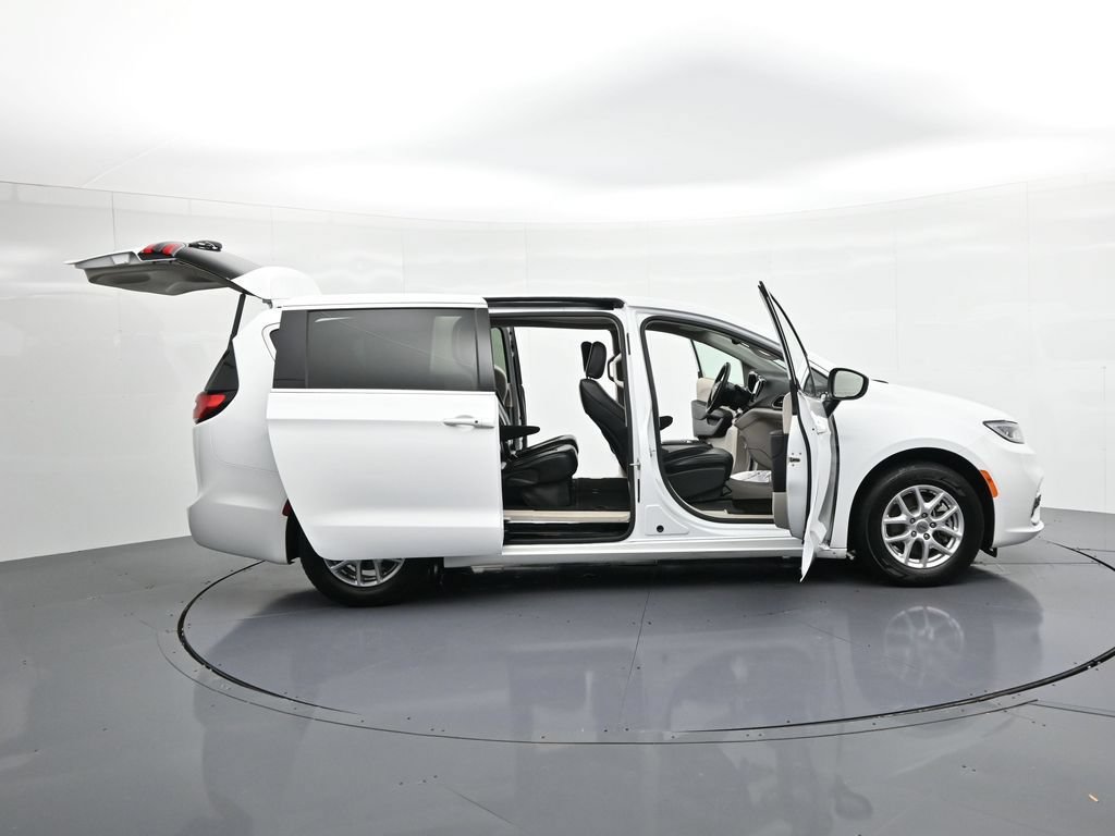 Used 2023 Chrysler Pacifica Touring-L FWD image 30