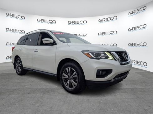 Used 2019 Nissan Pathfinder SV image 1