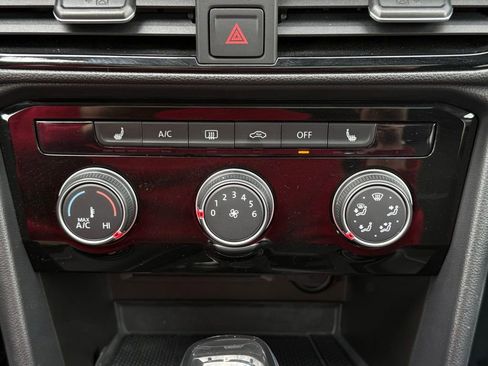 Used 2023 Volkswagen Taos SE w/ Panoramic Sunroof Package AWD/4WD image 4