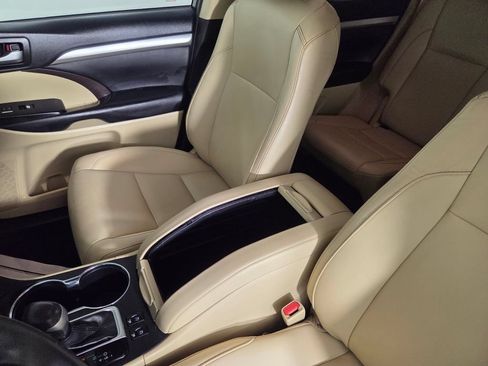 Used 2019 Toyota Highlander XLE FWD image 21