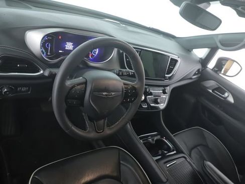 Used 2023 Chrysler Pacifica Limited w/ S Appearance Package FWD image 17