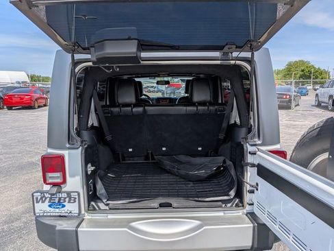 Used 2018 Jeep Wrangler Unlimited Sahara w/ Connectivity Group AWD/4WD image 17
