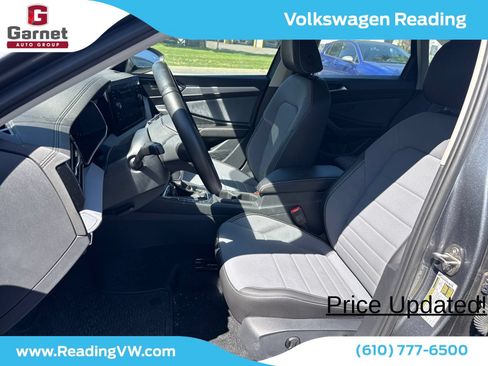 Used 2025 Volkswagen Jetta SE FWD image 10
