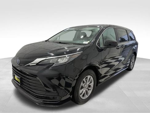 Used 2024 Toyota Sienna LE image 1