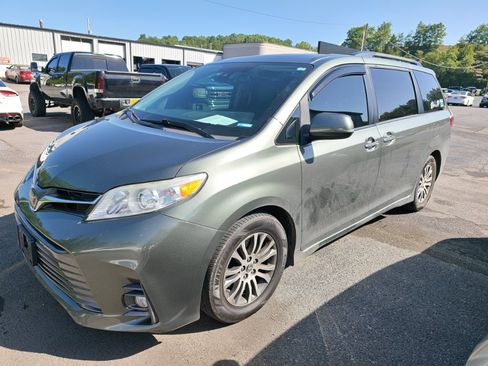 Used 2020 Toyota Sienna XLE w/ XLE Navigation Package FWD image 1