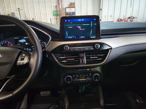 Used 2022 Ford Escape SE w/ SE Sport Appearance Package image 16