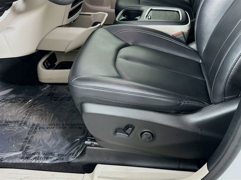 Certified 2024 Chrysler Pacifica Touring-L image 29