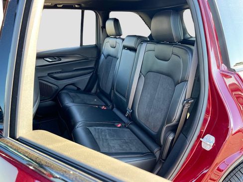 Certified 2025 Jeep Grand Cherokee Altitude image 22