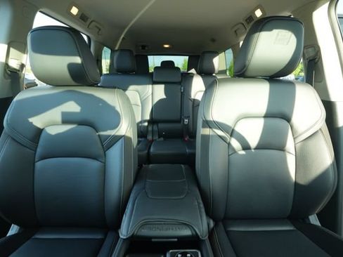 Used 2025 Nissan Pathfinder SL AWD/4WD image 39