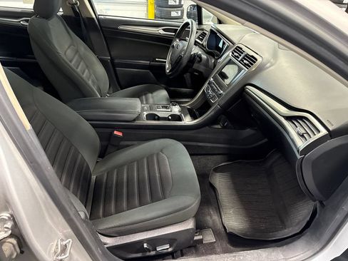 Used 2017 Ford Fusion SE w/ Fusion SE Technology Package FWD image 16