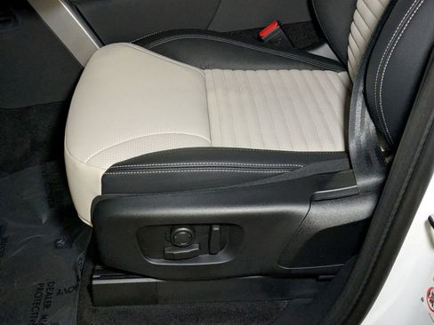 New 2025 Land Rover Discovery S image 4