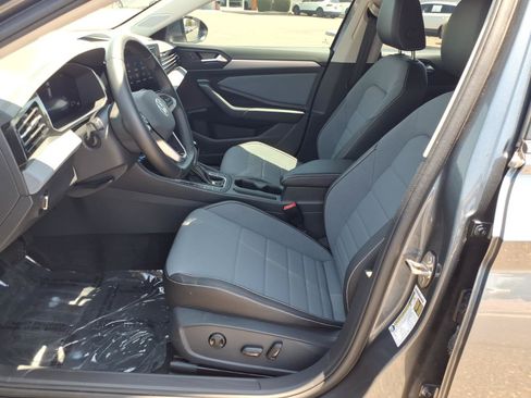 Used 2025 Volkswagen Jetta SE FWD image 19