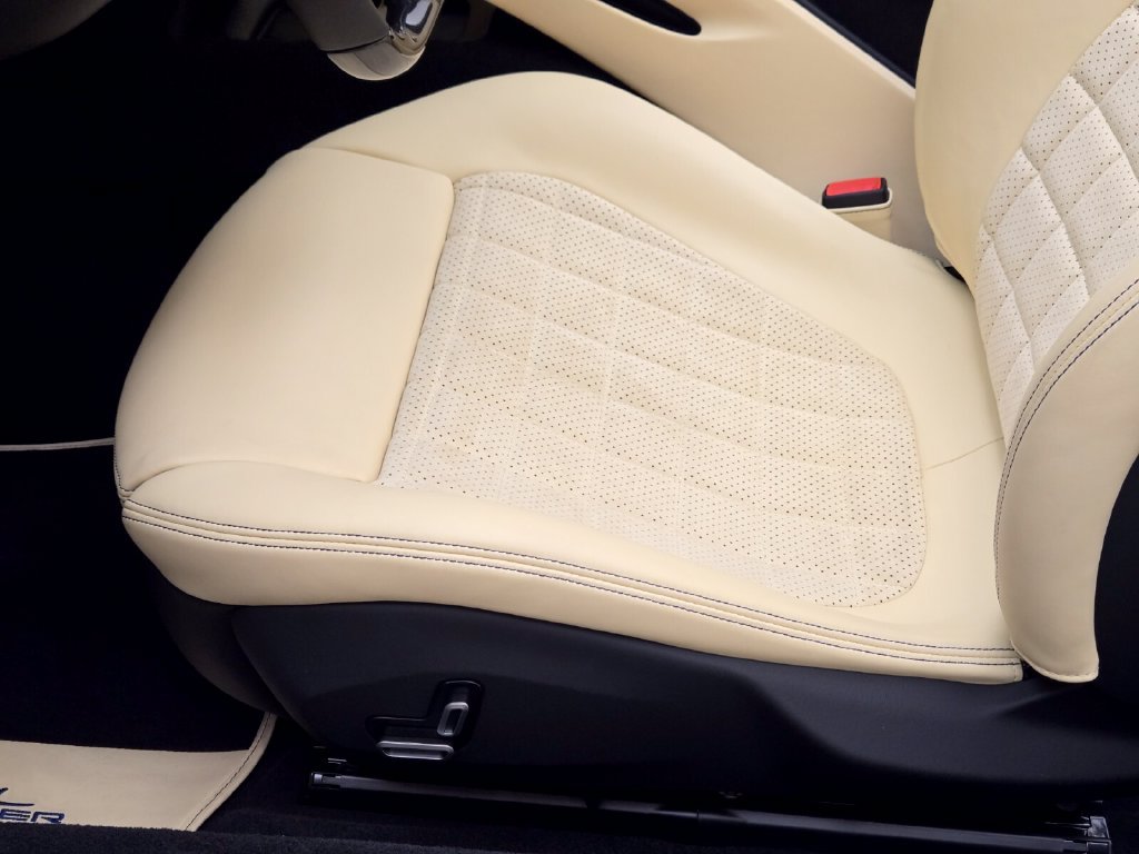 Used 2025 Ferrari Roma Spider RWD image 37