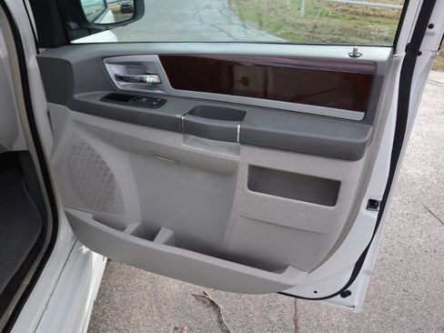 Used 2010 Chrysler Town & Country Touring image 33