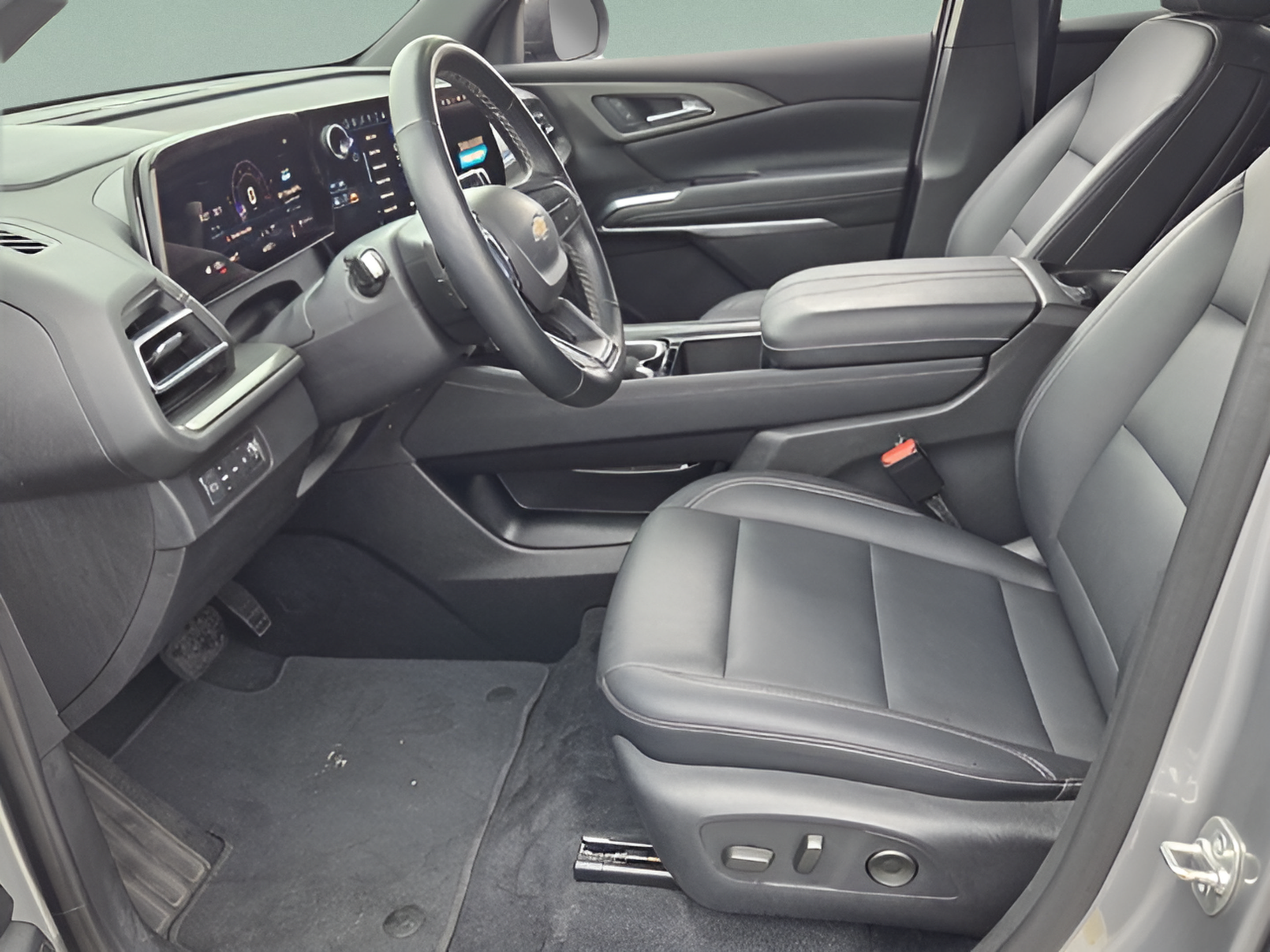 Used 2025 Chevrolet Traverse LT AWD/4WD image 9