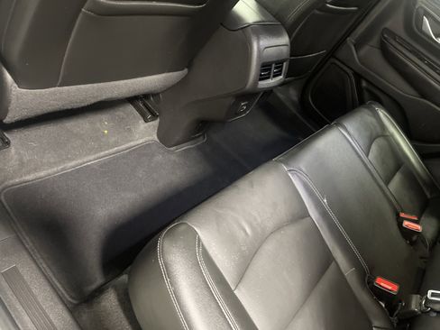 Used 2024 GMC Terrain SLT image 17