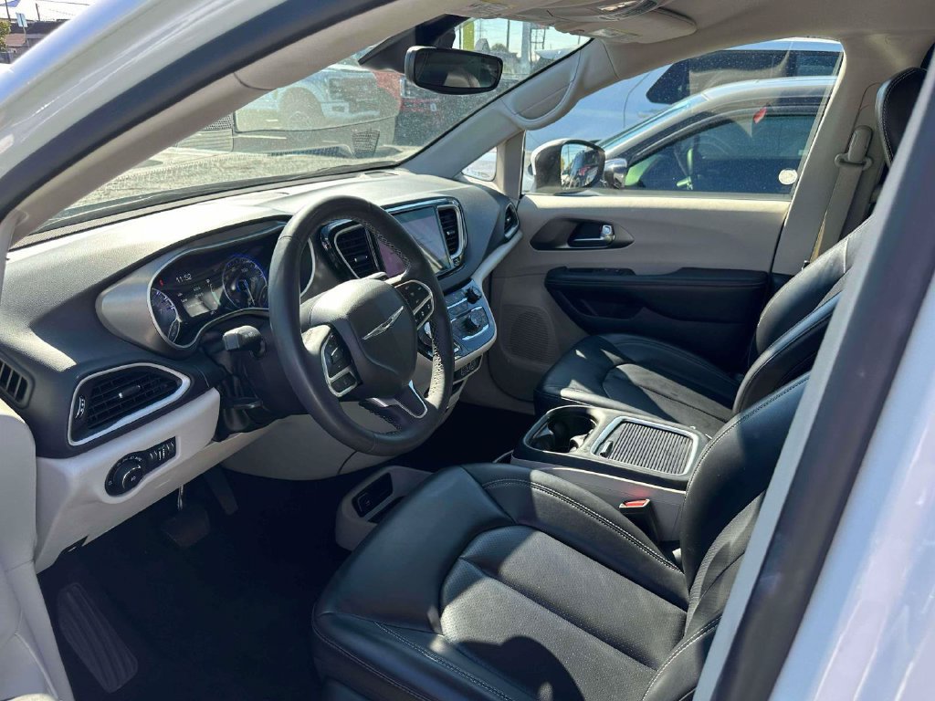 Used 2023 Chrysler Pacifica Touring-L FWD image 15