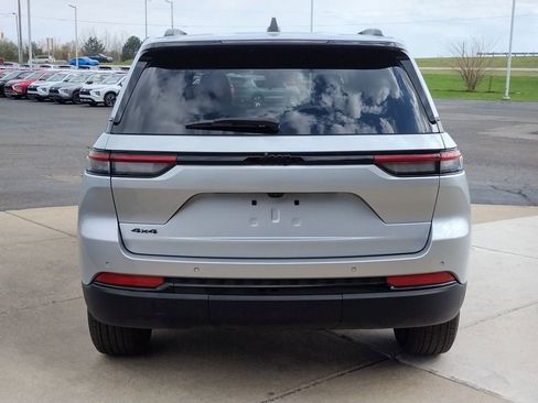 Used 2025 Jeep Grand Cherokee Altitude image 6