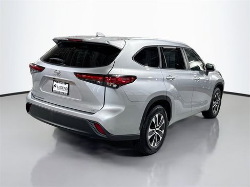 Used 2023 Toyota Highlander XLE image 7
