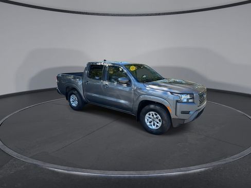 Used 2024 Nissan Frontier SV image 3