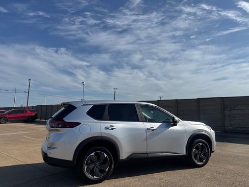 Certified 2024 Nissan Rogue SV FWD image 22