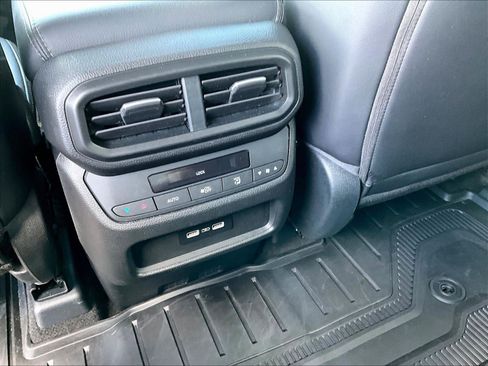Used 2023 Honda Pilot Touring image 10