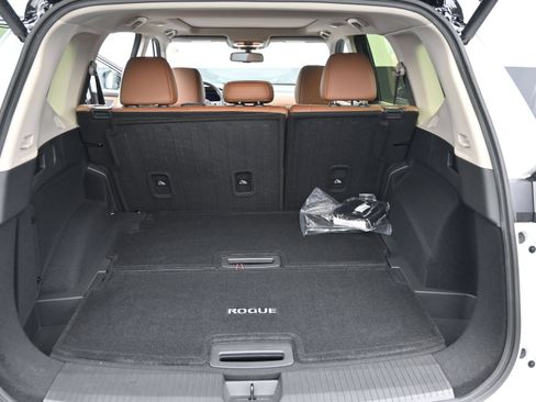 Certified 2025 Nissan Rogue Platinum w/ Platinum Premium Package FWD image 16