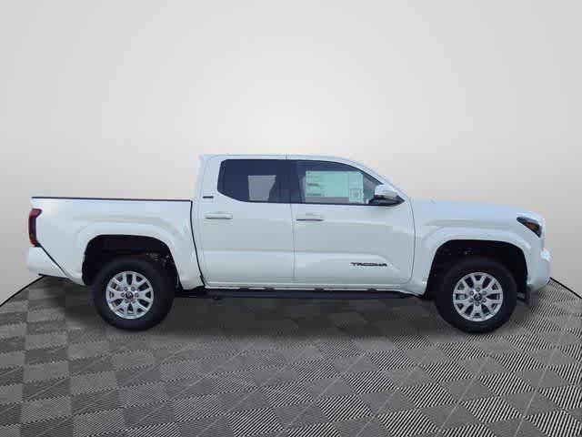Used 2025 Toyota Tacoma SR5 AWD/4WD image 4