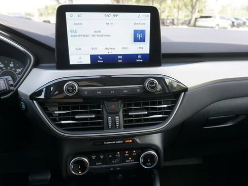 Used 2022 Ford Escape SE w/ SE Sport Appearance Package FWD image 4