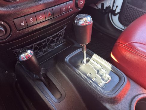 Used 2015 Jeep Wrangler Unlimited Rubicon image 21