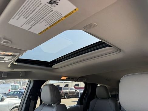 Used 2025 Toyota Sienna XLE FWD image 25