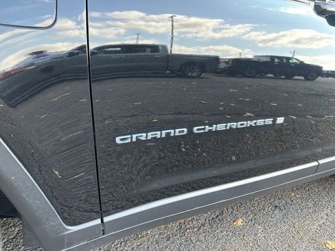 Used 2022 Jeep Grand Cherokee Limited 4xe image 12