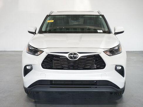 Certified 2024 Toyota Highlander XLE image 2