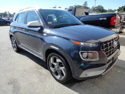 Used 2023 Hyundai Venue Limited FWD image 3