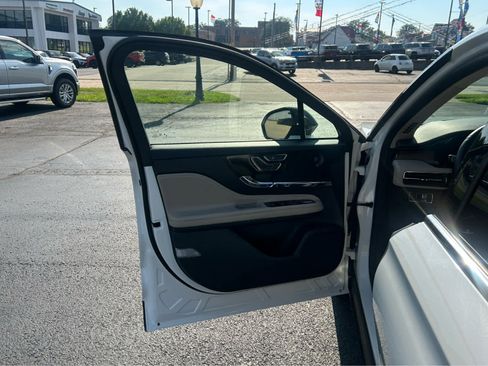 Used 2025 Lincoln Corsair Reserve w/ Equipment Group 202A FWD image 23
