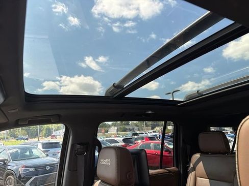 Used 2021 Chevrolet Suburban High Country w/ Premium Package AWD/4WD image 7
