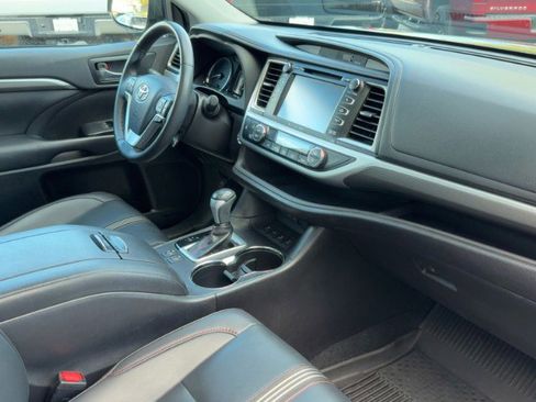 Used 2019 Toyota Highlander SE AWD/4WD image 18