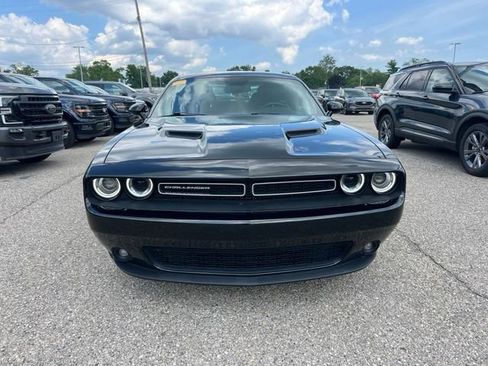 Used 2022 Dodge Challenger SXT w/ Driver Convenience Group RWD image 2