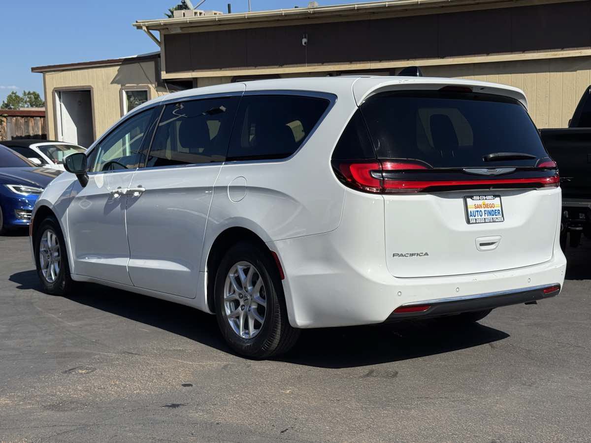 Used 2023 Chrysler Pacifica Touring-L FWD image 11