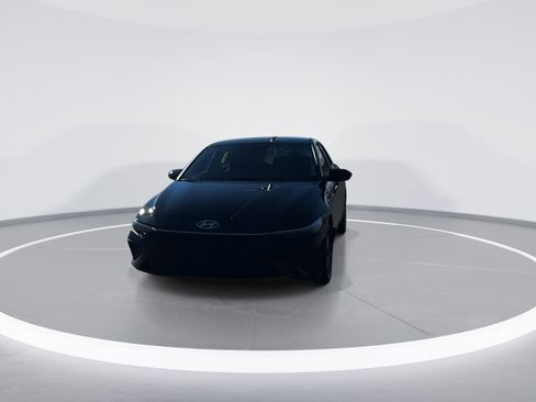 Used 2025 Hyundai Elantra SE image 2